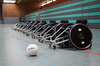 Rollstuhlrugbystühle in einer Reihe in der Sporthalle